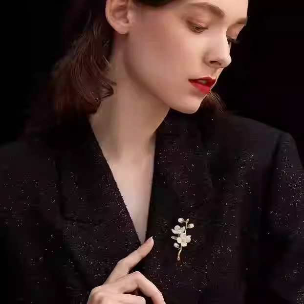 Literary and fresh green jasmine brooch, high-end, niche, fashionable pearl corsage pin